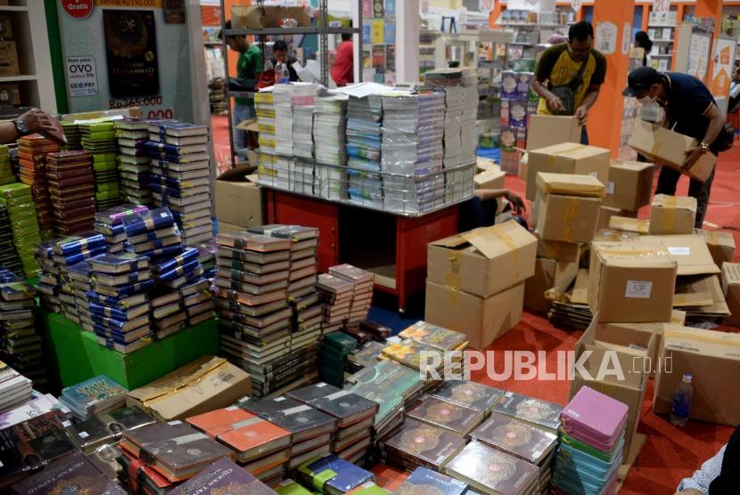 Persiapan IBF 2019. Pekerja menata buku-buku yang akan di jual dalam acara Islamic Book Fair 2019 di Jakarta Convention Center (JCC), Jakarta, Selasa (26/2).