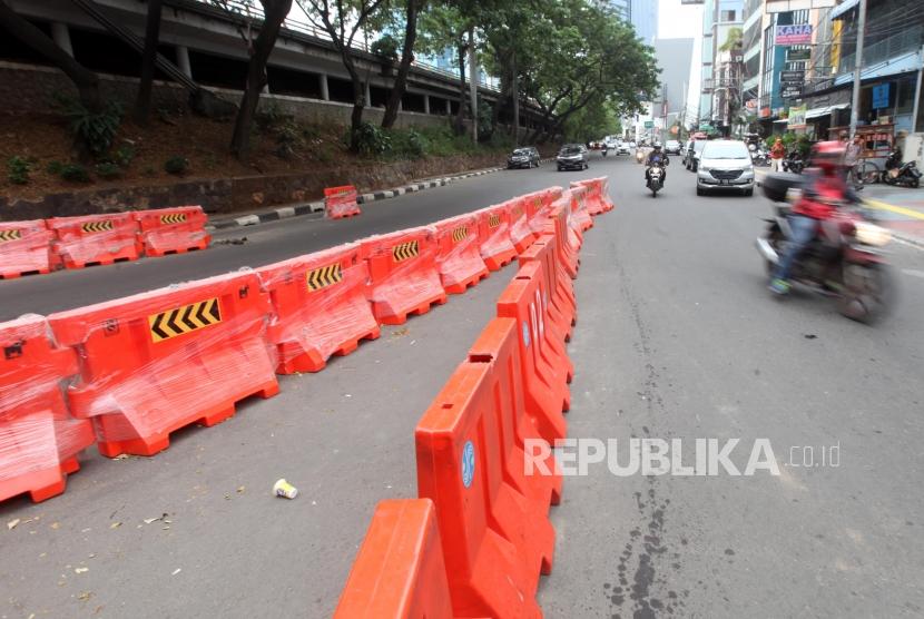 Sejumlah kendaraan melintas saat uji coba satu arah. 