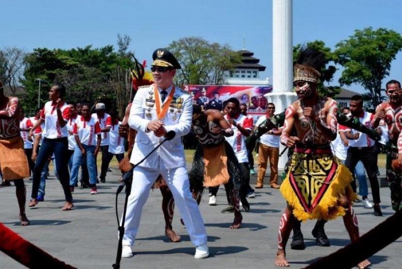 Usai Upacara, Ridwan Kamil Menari Sajojo bersama Warga Papua