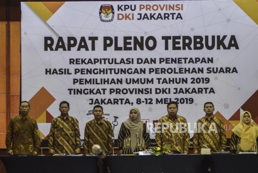 Ketua KPU DKI Jakarta Betty Epsilon Idroos (tengah) memimpin rapat pleno terbuka rekapitulasi dan penetapan hasil penghitungan perolehan suara pemilu 2019 tingkat Provinsi di Hotel Bidakara, Jakarta Pusat, Kamis (9/5).