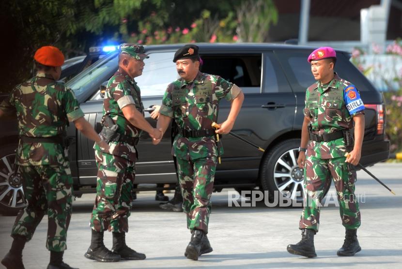 Panglima TNI Marsekal Hadi Tjahjanto saat menghadiri simulasi penanggulangan teror di Hotel Mercure, Ancol, Jakarta, Selasa (9/4).