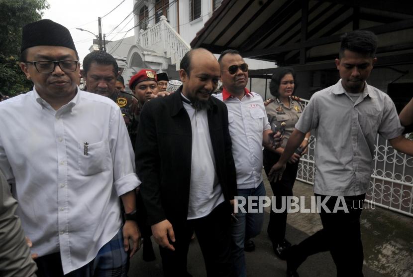 Penyidik Senior Komisi Pemberantasan Korupsi Novel Baswedan berjalan menuju kediamannya di kawasan Kelapa Gading, Jakarta, Kamis (22/2).