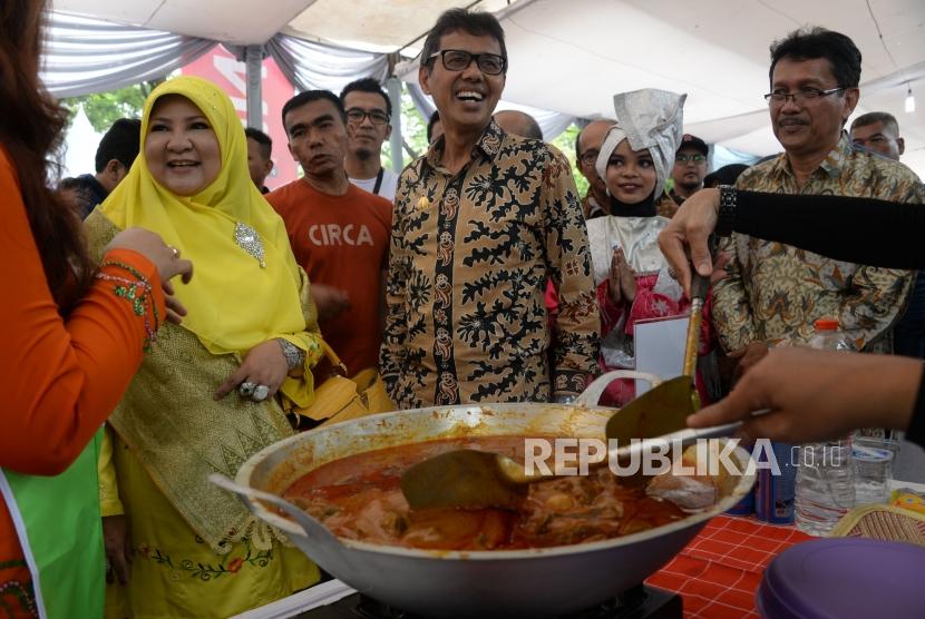 Gubernur Sumatera Barat Irwan Prayitno berbincang dengan peserta lomba masak Randang pada acara Festival Nusantara Marandang 2018 di Kawasan Gelora Bung Karno,Senayan, Jakarta, Ahad (2/12).