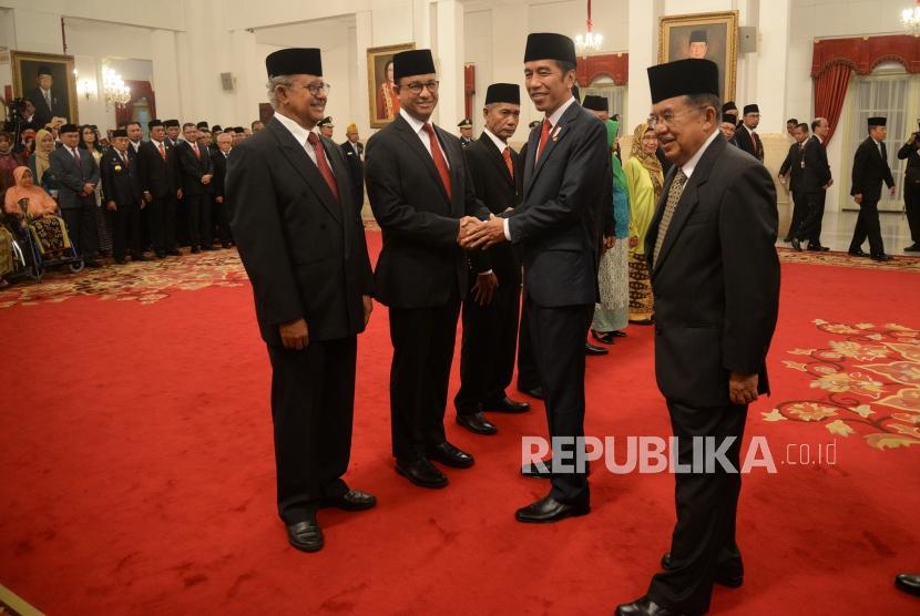 Penganugerahan Pahlawan Nasional. Presiden Joko Widodo dan Wapres Jusuf Kalla memberikan ucapan selamat kepada Gubernur DKI Jakarta Anies Baswedan (kedua kiri) usai upacara penganugerahan di Istana Negara, Jakarta, Kamis (8/11).