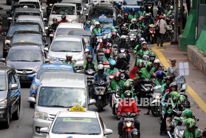 Sejumlah kendaraan terjebak kemacetan di kawasan Palmerah, Jakarta, Senin (15/1).