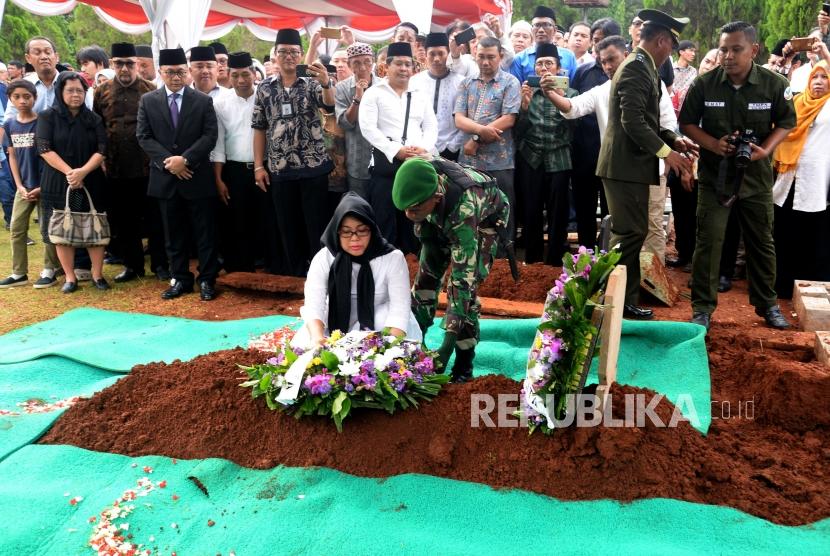 Sejumlah keluarga memberikan peenghormatan kepada jenazah senator AM Fatwa di Taman Makam Pahlawan Kalibata, Jakarta, Kamis (14/12).