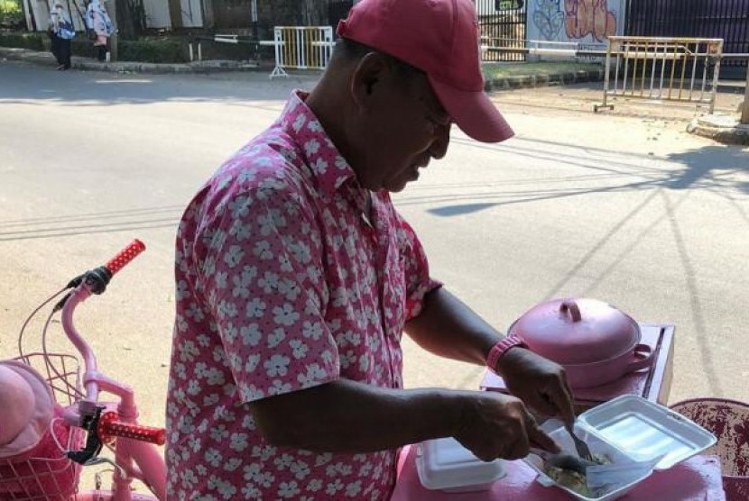 Viral! Kisah Penjual 'Siomay Pink' Mantan Miliarder yang Jatuh Miskin. (FOTO: Instagram/radotvalent)