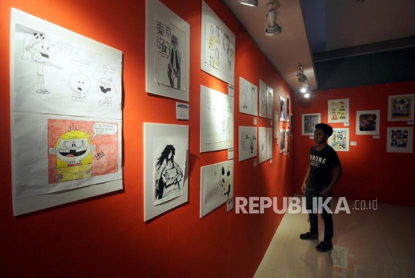 Pengunjung melihat pameran komik dan ilustrasi di Museum Basoeki Abdullah, Cilandak, Jakarta, Ahad (21/1).