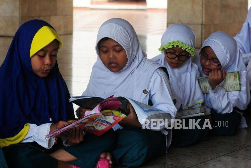Sejumlah siswa MI Madrasah Istiqlal latihan membaca hafalan Surat Al Mutaffifin di Masjid Istiqlal, Jakarta, Kamis (2/8).