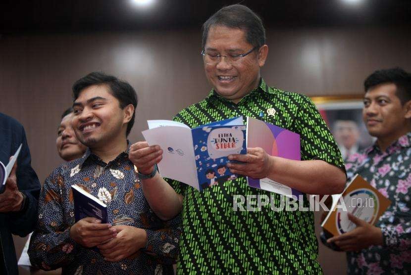 Menteri Komunikasi dan Informatika Rudiantara membaca buku literasi digital seusai acara peluncuran buku literasi digital di Gedung Kemkominfo, Jakarta, Rabu (26/9).