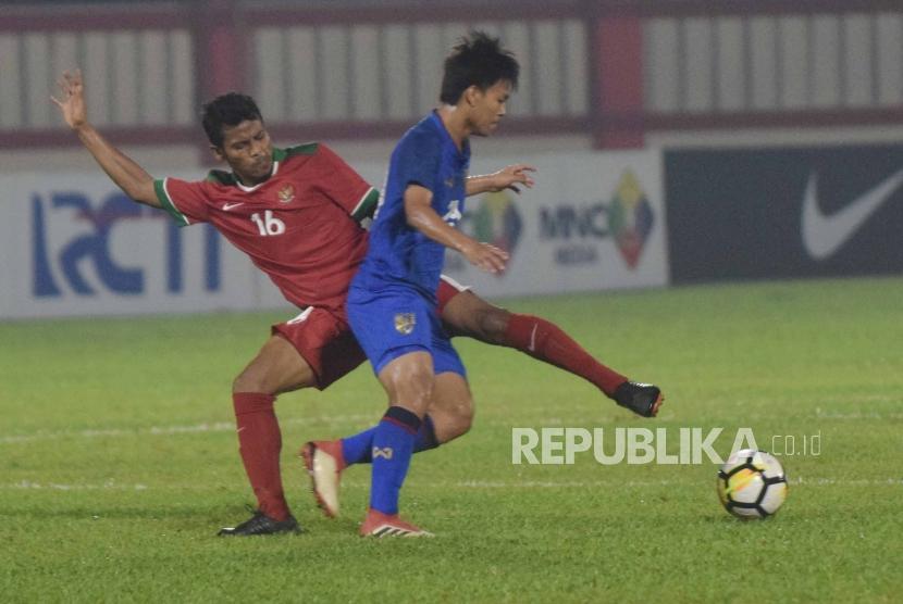 Pemain Sepakbola Indonesia U23 Zulfiandi dalam perebutan bola saat laga persahabatan melawan Thailand U23 di lapangan sepakbola PTIK di Jakarta, Kamis (32/5) Malam.