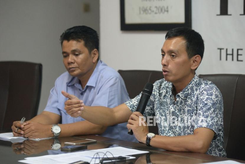 Direktur Imparsial Al-Araf (kanan) menyampaikan pandangannya bersama Peneliti Setara Institute Indra Listiantara yang tergabung dalam Koalisi Masyarakat Sipil dalam diskusi di Jakarta, Ahad (12/11).