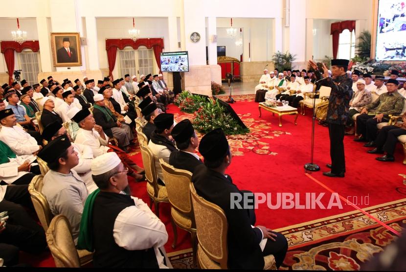 Presiden RI Joko Widodo memberikan sambutannya saat bertemu dengan para ulama, kiai dan habib se-Jadetabek di Istana Negara, Jakarta, Kamis (7/1).