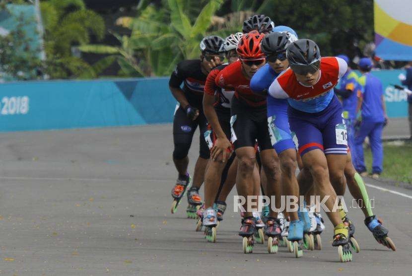 Sepatu Roda Nihil Medali. Atlet Sepatu Roda Indonesia Tias Andira (ketiga dari depan) bertanding pada cabang Sepatu Roda nomor Balap 20km Putra Asian Games 2018 di Komplek Olahraga Jakabaring, Palembang, Jumat (31/8).