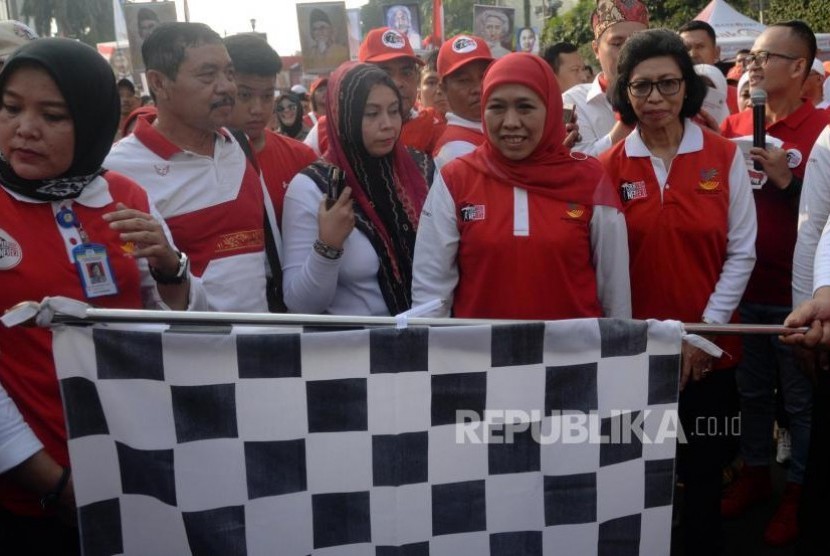 Menteri Sosial Khofifah Indarparawansa melepas peserta Jalan Sehat Kebangsaan di arena hari bebas kendaraan bermotor di kawasan BUndaran HI, Jakarta, Ahad (5/11).