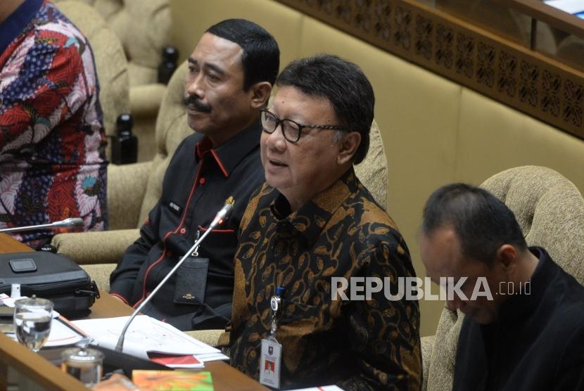 Pembahasan Persiapa Pemilu. Mendagri Tjahjo Kumolo (kedua kanan) menyampaikan paparan saat Rapat Kerja dengan Komisi II DPR RI di Komplek Parlemen Senayan, Jakarta, Kamis (6/12).