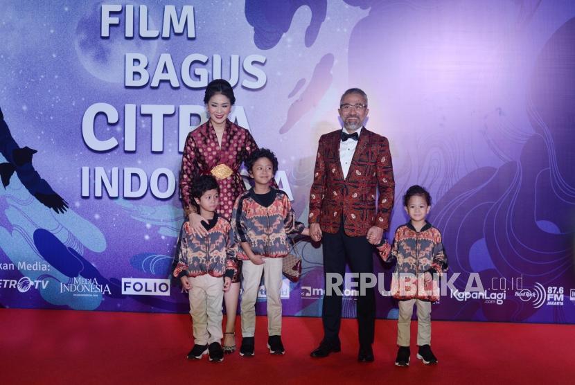Lukman Sardi bersama keluarga berfoto di red carpet dalam acara Festival Film Indonesia di Taman Ismail Marzuki, Jakarta, Ahad, (9/12) malam. 