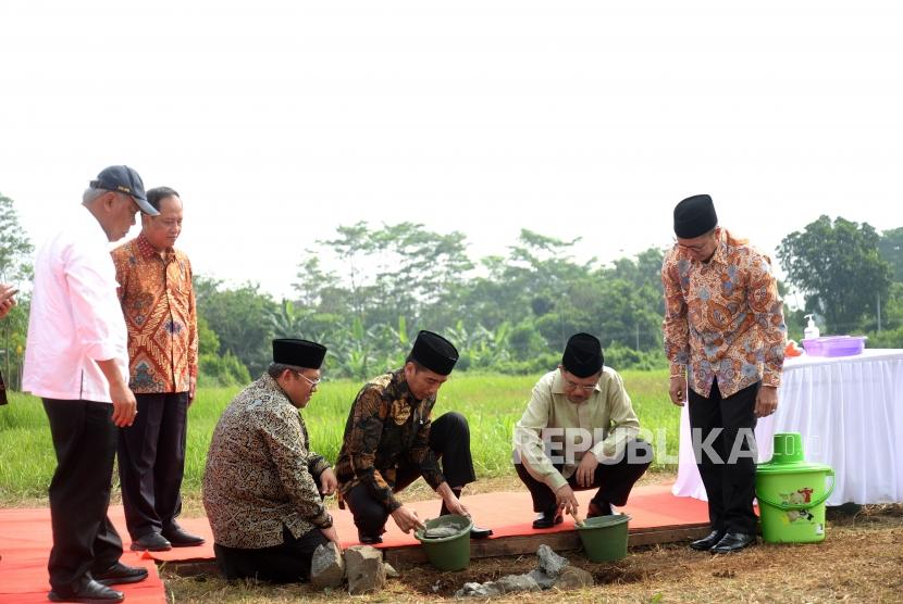 President Joko Widodo (center) along with Vice President M. Jusuf Kalla (second right), West Java Governor Ahmad Heryawan (third left) and his ministers lay the first cornerstone for the construction of the UIII campus in Cimanggis, Depok, West Java, on Tuesday. 