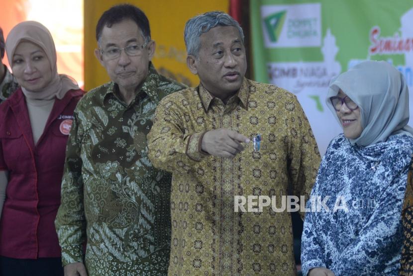 Ketua Badan Wakaf Indonesia (BWI) Mohammad Nuh (kedua kanan) bersama Rektor UI Muhammad Anis (kedua kiri) dan tamu undangan bersiap berfoto pada pembukaan acara Wakaf Goes to Campus di Kampus UI Salemba, Jakarta, Kamis (24/5).