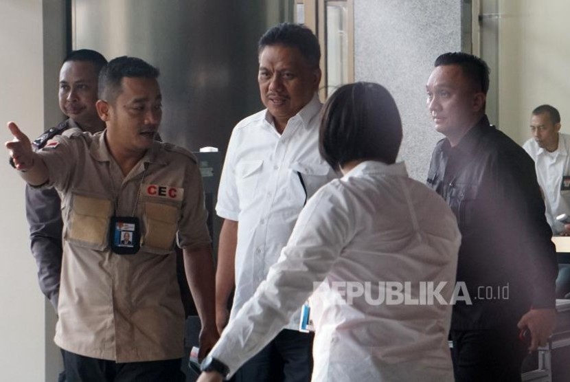Gubernur Sulawesi Utara Olly Dondokambey berjalan meninggalkan gedung KPK usai menjalani pemeriksan di Jakarta, Selasa (4/7). Mantan Wakil Ketua Bandan Anggaran DPR itu diperiksa sebagai saksi untuk kasus dugan korupsi proyek pengadaan E-KTP dengan tersangka Andi Agustinus alias Andi Narogong.