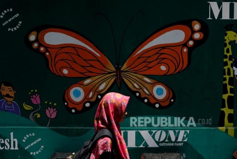 Warga melintas di sekitar kawasan eks lokalisasi Dolly, Surabaya, Jawa Timur, Senin (6/11).