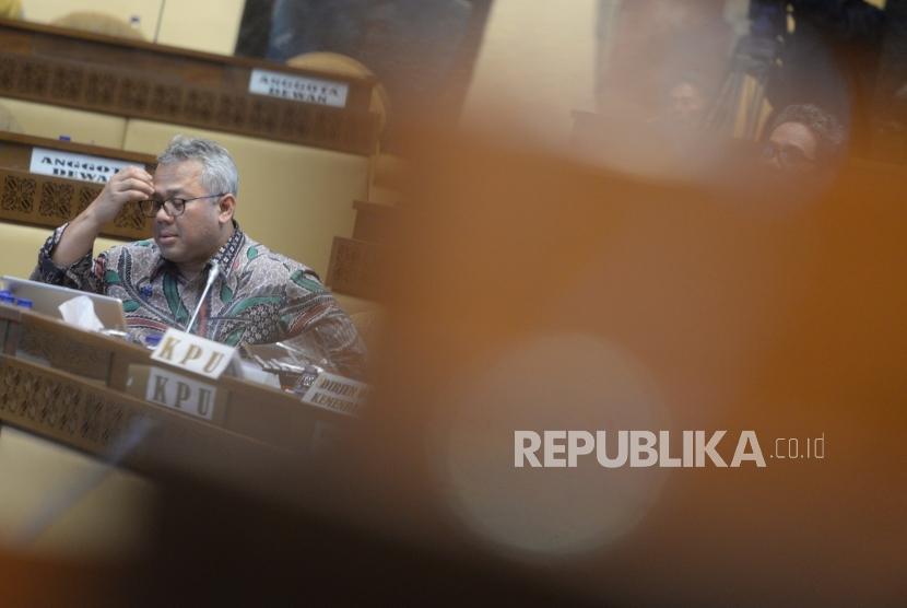 Bahas Teknis Pemungutan Suara. Ketua KPU Arief Budiman mengikuti rapat dengar pendapat bersama Komisi II DPR RI di Komplek Parlemen Senayan, Jakarta, Selasa (19/3/2019).