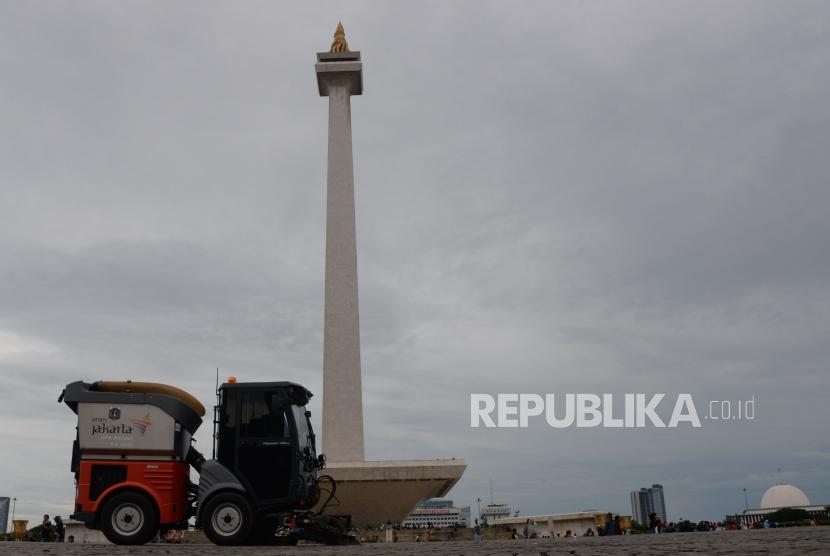 [ilustrasi] Mobil penyapu sampah jalan mebersihkan kawasan monas pada hari pertama tahun 2019, di Jakarta, Selasa (1/1).