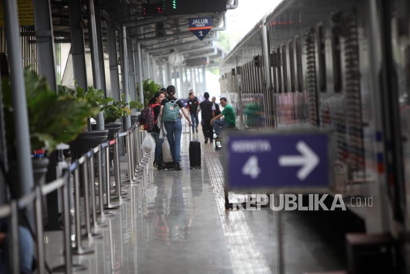 Penumpang berjalan saat akan menaiki kereta api di Stasiun Pasar Senen, Jakarta. (ilustrasi)