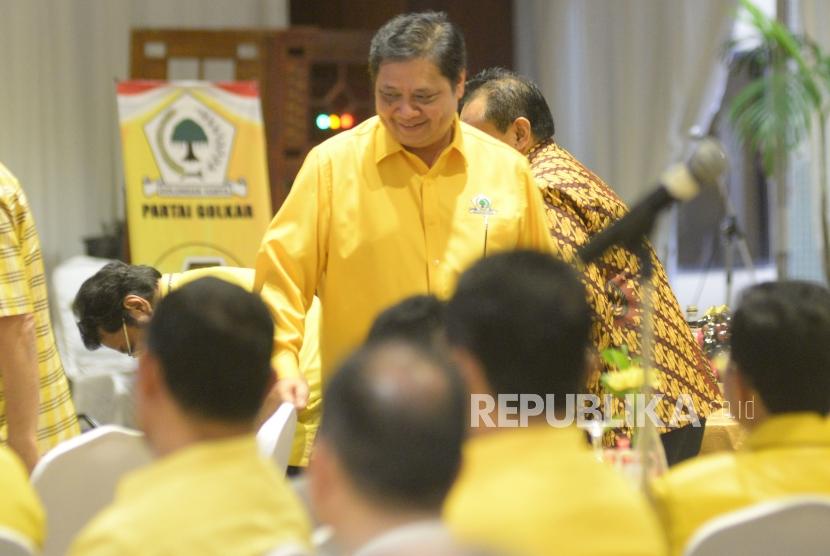 Ketua Umum Partai Golkar Airlangga Hartarto usai memyampaikan sambutan dalam acara rapat konsultasi DPP Partai Golkar dengan kepala daerah/wakil kepala daerah kader partai golkar di Jakarta, Senin (19/2).