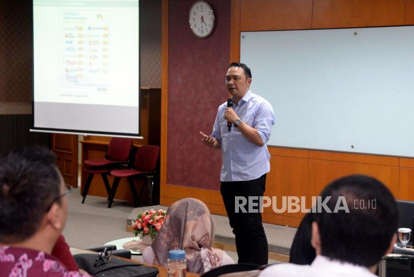 Direktur Utama Garuda Indonesia I Gusti Ngurah Askhara Danadiputra menyampaikan materi kuliah umum untuk mahasiwa Magister Manajemen FEB Universitas Indonesia di Jakarta, Jumat (15/1).