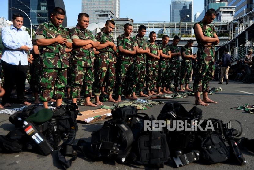 Sejumlah anggota TNI melaksanakan Shalat Ashar saat melakukan pengamanan unjuk rasa di Jalan MH Thamrin, Jakarta, Rabu (22/5).