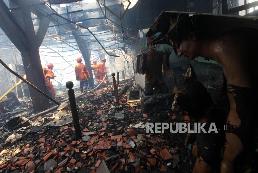 Petugas pemadam kebakaran berusaha memadamkan api yang membakar Museum Bahari di Penjaringan, Jakarta, Selasa (16/1).