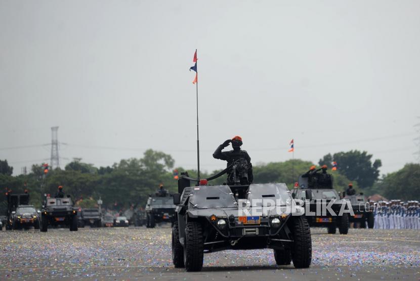 Prajurit TNI AU mengikuti parade kendaraan taktis saat peringatan HUT ke-72 TNI AU di Lanud Halim Perdanakusuma, Jakarta, Senin (9/4).