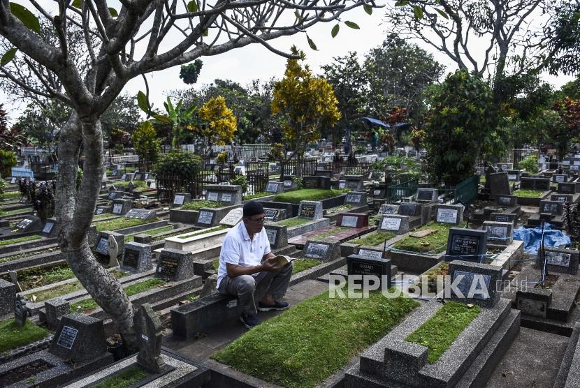 Peziarah berdoa di makam keluarganya saat ziarah kubur di TPU Sirnaraga, Jalan Pajajaran, Kota Bandung, Jumat (3/5).