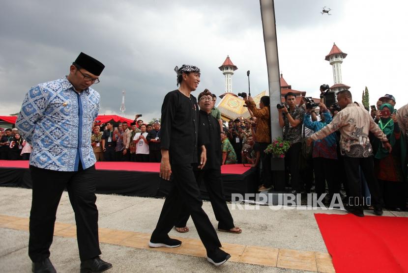 Presiden Joko Widodo (tengah) berjalan didampingi Gubernur Jawa Barat Ridwan Kamil (kiri).