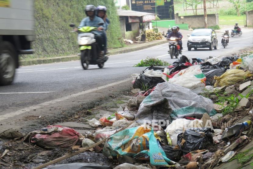 Tumpukan sampah yang sengaja dibuang secara sembarangan tampak di salah satu ruas Jalan Tangkubanparahu, Kecamatan Lembang, Kabupaten Bandung Barat, Ahad (11/3).