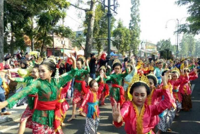  Para penari yang berasal dari 15 negara dan tujuh provinsi mewakili Indonesia akan memeriahkan Festival Goyang Karawang Internasional di Kabupaten Karawang, pada 26 sampai 29 September 2019.