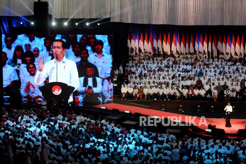 Presiden terpilih Joko Widodo menyampaikan pidato dalam acara Visi Indonesia di Sentul International Convetion Center, Bogor, Jabar, Ahad (14/7).