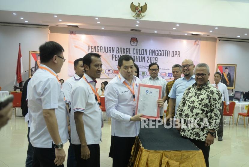 Pendaftan Caleg Pemilu. Ketua KPU Arief Budiman (kanan) menerima berkas pendaftaran Caleg Pemilu 2019 dari Ketua Umum Perindo Hari Tanoe Sudibyo di KPU, Jakarta, Selasa (17/7).