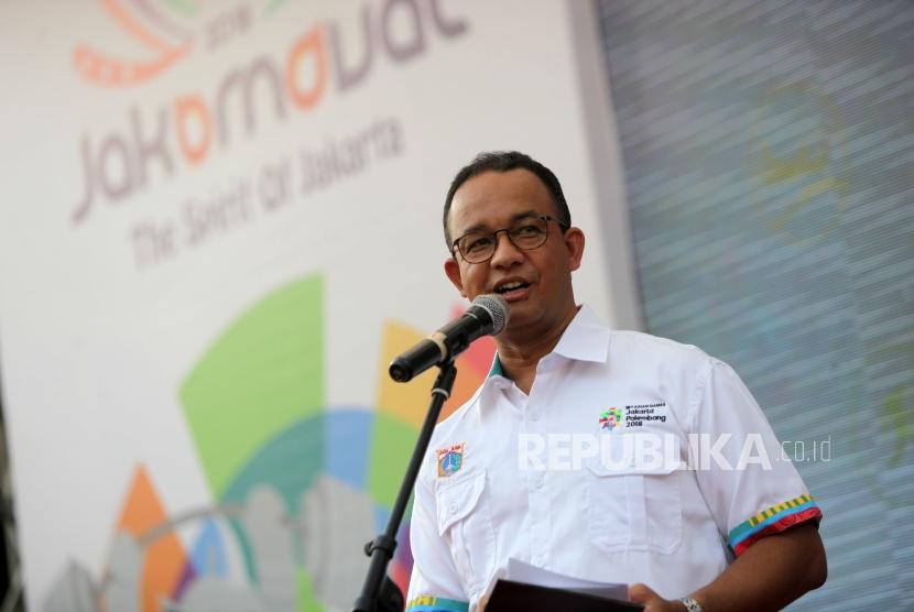 Gubernur DKI Jakarta Anies Baswedan memberikan sambutan saat membuka rangkaian festival Jakarnaval 2018 di depan Balaikota Jakarta, Ahad (8/7).