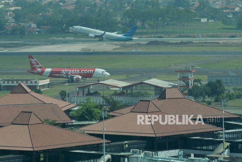 Pesawat lepas landas terlihat dari menara kontrol (Air Traffic Controller/ATC) Bandara Internasional Soekarno-Hatta, Tangerang, Banten.