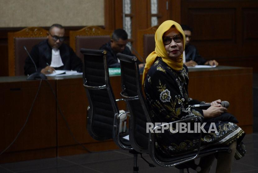 Terdakwa kasus dugaan korupsi investasi perusahaan di blok Basker Manta Gummy (BMG) Australia tahun 2009, Karen Agustiawan saat menjalani sidang putusan di Pengadilan Tipikor, Jakarta, Senin (10/6).