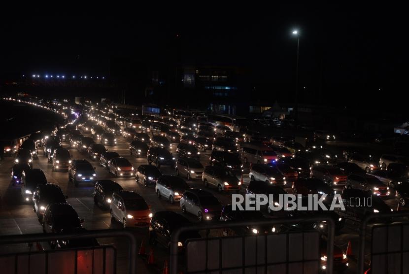 Kendaraan memadati pintu gerbang tol Cikarang Utama. (Ilustrasi)