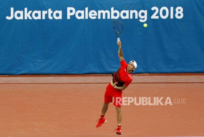Latihan Tenis Lapangan. Petenis Putra Indonesia Christopher Rungkat berlatih di arena Tenis Jakabaring Sport City (JSC), Palembang, Jumat (17/8).