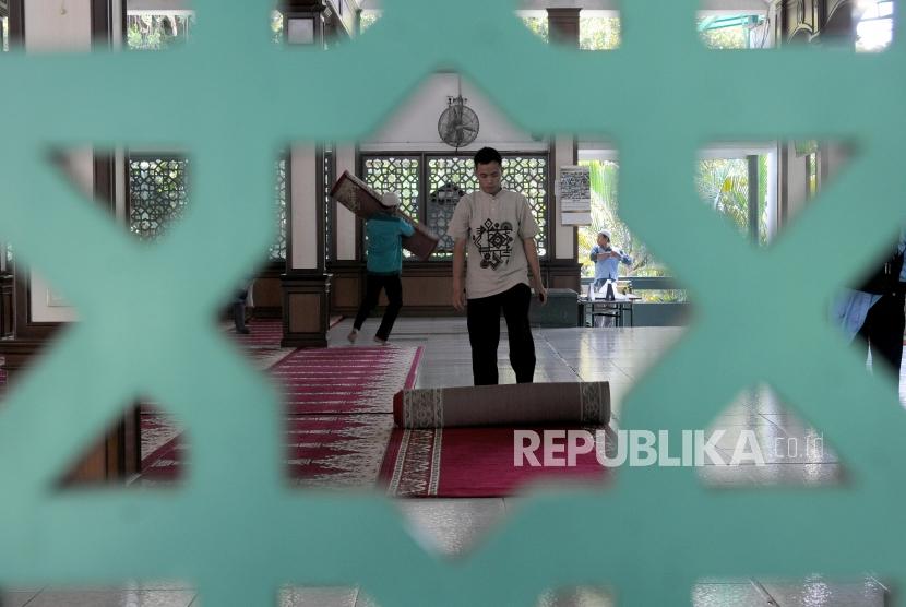 (Ilustrasi) Petugas merapihkan karpet sajadah di Masjid Agung Sunda Kelapa, Menteng, Jakarta.