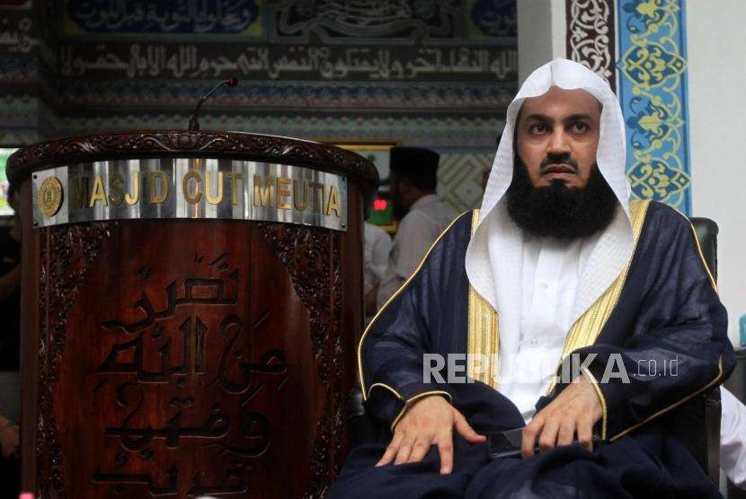 Mufti Ismail Menk bersiap menyampaikan tausiyahnya di Masjid Cut Meutia, Menteng, Jakarta, Kamis (4/10). 