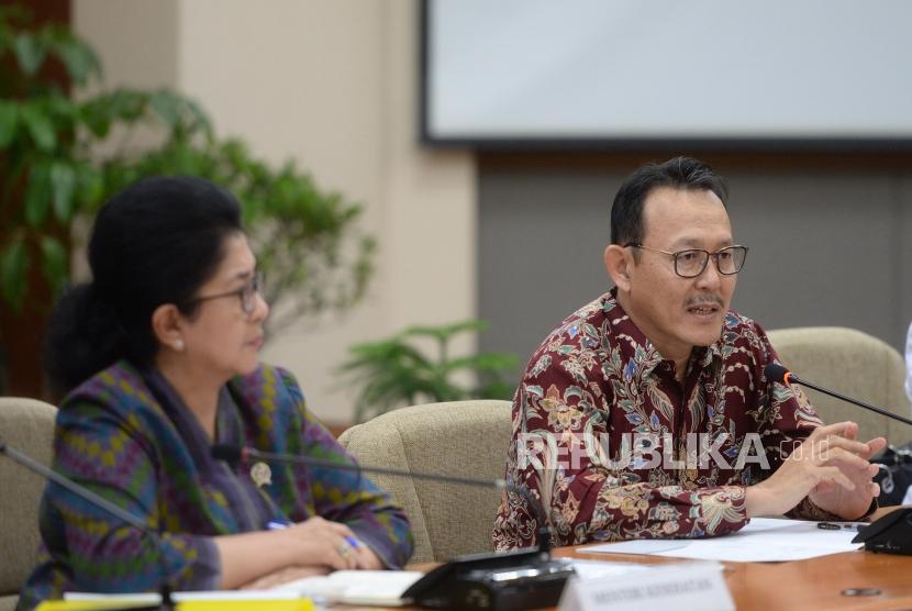 Polemik Pemutusan BPJS Kesehatan. Menkes Nila F Moeleok (kiri) bersama Dirut BPJS Kesehatan Fahmi Idris menggelar konpres bersama di Kemenkes, Jakarta, Senin (7/1/2019).