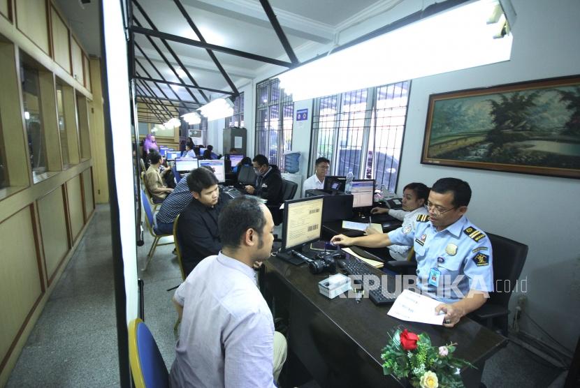 Petugas melayani pemohon paspor di Kantor Imigrasi Kelas I Bandung, Jalan Surapati, Kota Bandung