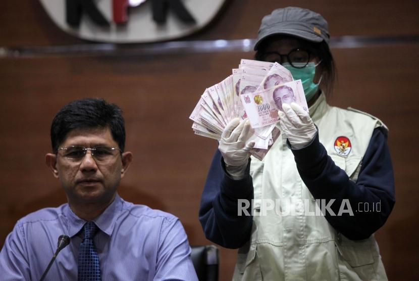 Wakil Ketua Komisi Pemberantasan Korupsi (KPK) Laode Muhammad Syarif didampingi penyidik KPK memperlihatkan barang bukti sejumlah uang kasus korupsi perizinan proyek pembangunan Meikarta di gedung KPK, Jakarta, Senin (15/10).