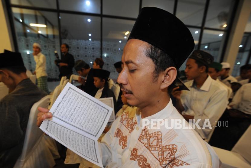 Maulid Nabi. Santri mengaji dalam peringatan maulid nabi  yang di adakan oleh  nusantara mengaji di  Masjid Darul Quran PTIQ, Jakarta, Kamis (30/11).